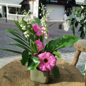 Présentation piquée de muguet et fleurs coupées