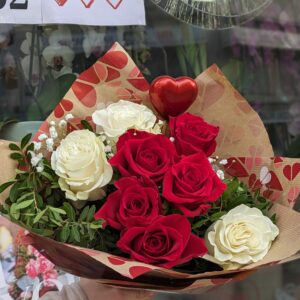 bouquet de roses rouges et blanches saint valentin