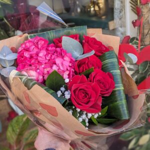 bouquet de roses rouges et hortensia saint valentin (Copie)