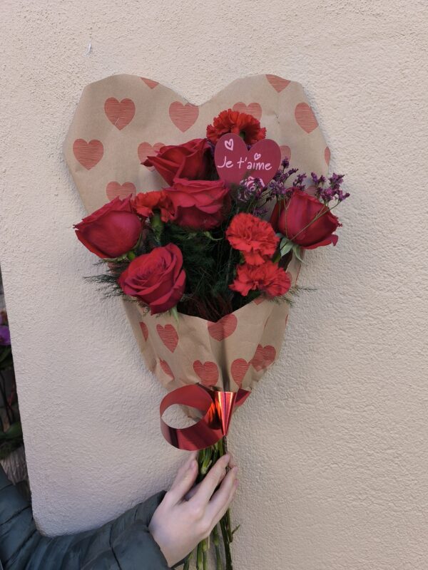 Bouquet de Saint Valentin avec 5 roses rouges