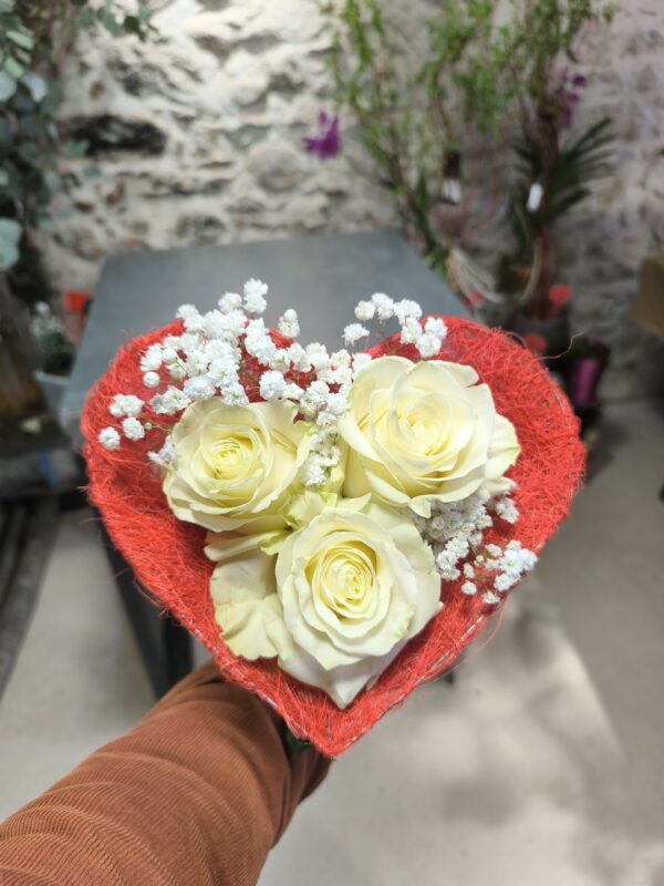 Cœur de Valentin 3 roses blanches naturelles (retrait en magasin seulement)