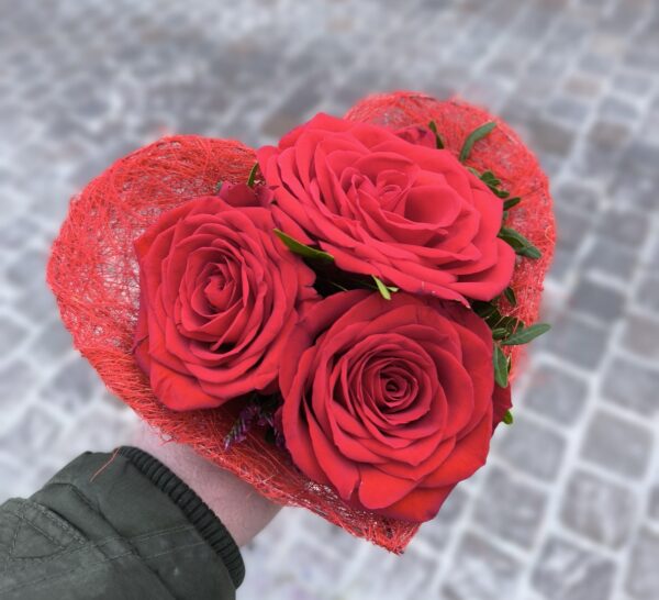 Bouquet de trois roses rouge en coeur de saint valentin