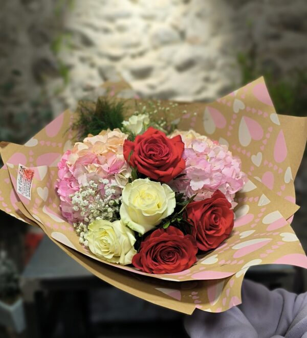 Bouquet rond roses et hortensias