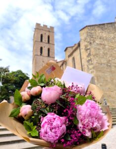 Bouquet de fleurs fraîches livré à Argelès-sur-Mer devant l’église – Art Floral Macabiau Gineste