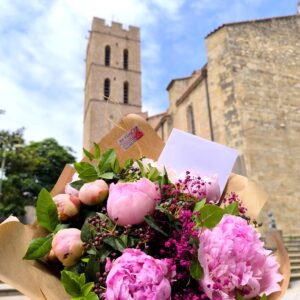 Bouquet de fleurs fraîches livré à Argelès-sur-Mer devant l’église – Art Floral Macabiau Gineste