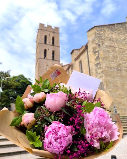 Bouquet de fleurs fraîches livré à Argelès-sur-Mer devant l’église – Art Floral Macabiau Gineste