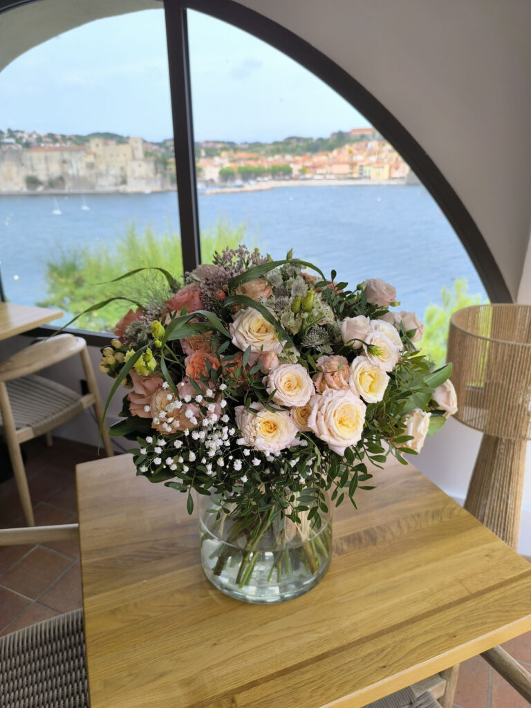 Bouquet élégant et champêtre livré à l'Hôtel Les Roches Brunes à Collioure avec vue panoramique sur la mer Méditerranée