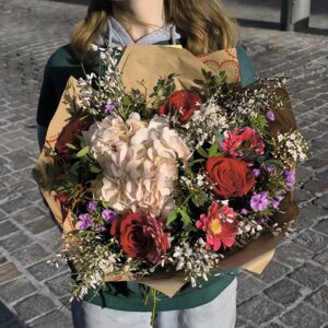 bouquet champêtre de la saint valentin avec hortensia et fleurs des champs