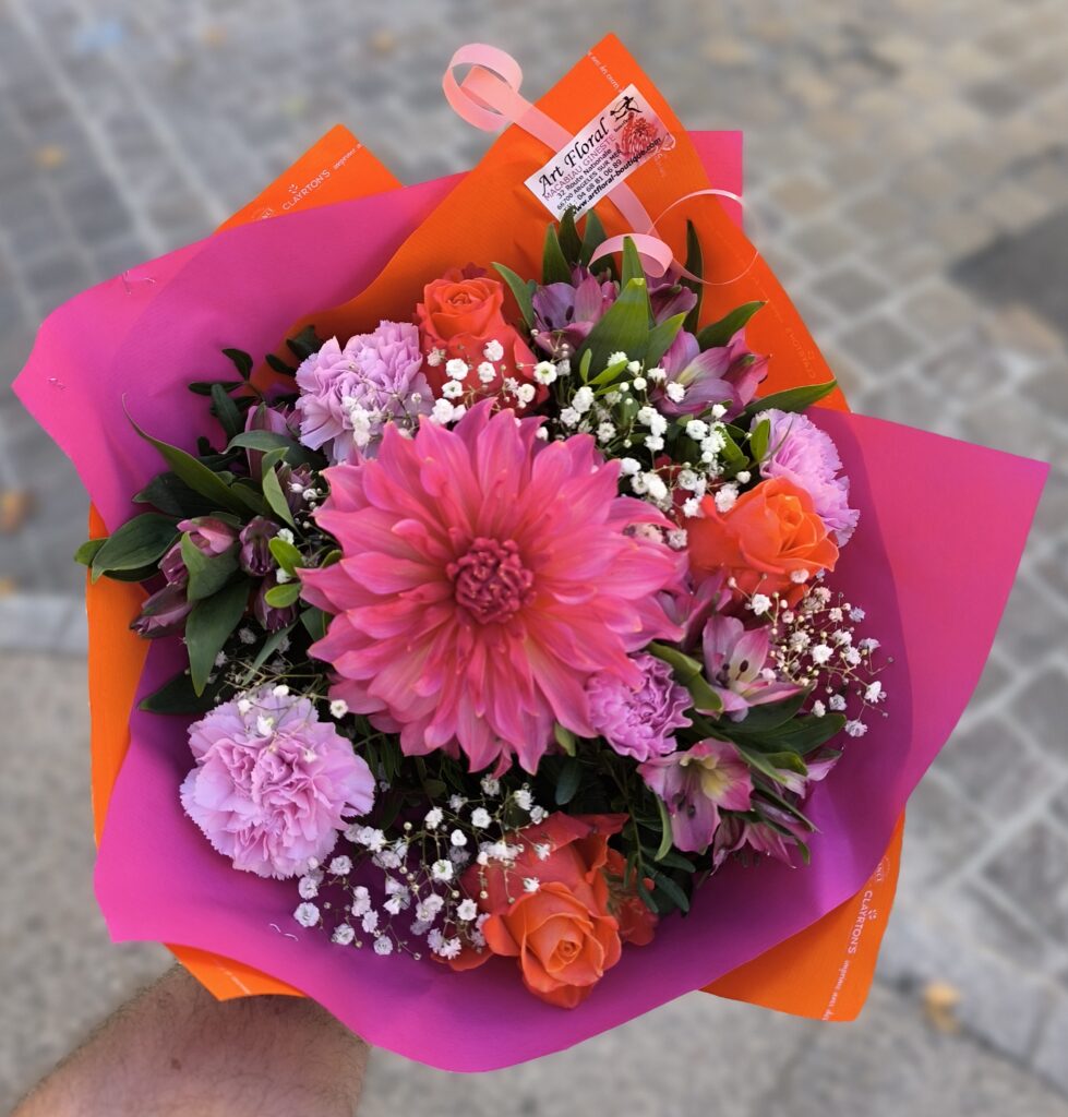 bouquet avec nos dahlias de production locale art floral argeles